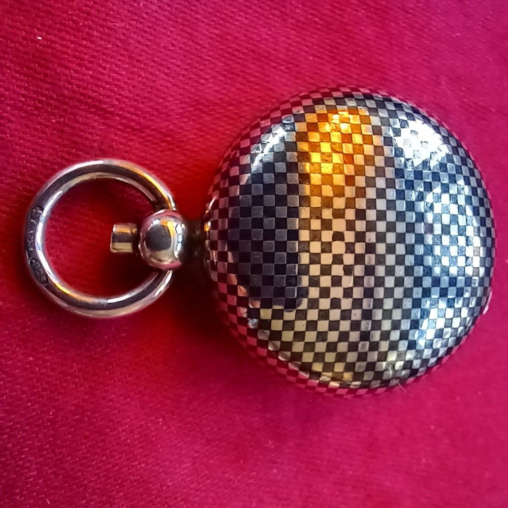 Superbe Niello Silver Sovereign Case