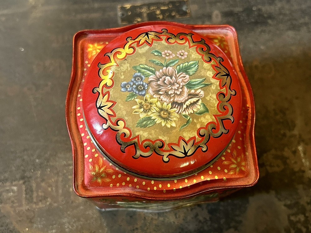 Vintage Designed by DAHER Decorative Ancient Artifacts Design England w/ Lid