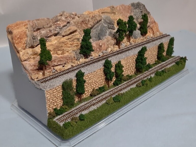 Z SCALE 13" 2-LEVEL ROCK CLIFF -DISPLAY CASE -FOR ANY Z TRAIN