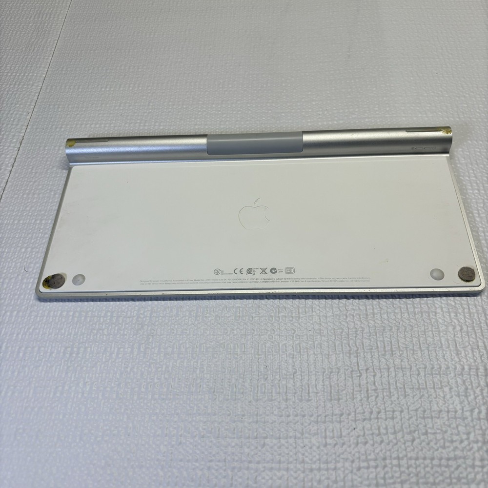 Apple A1314 Wireless Keyboard - Silver W White Keys