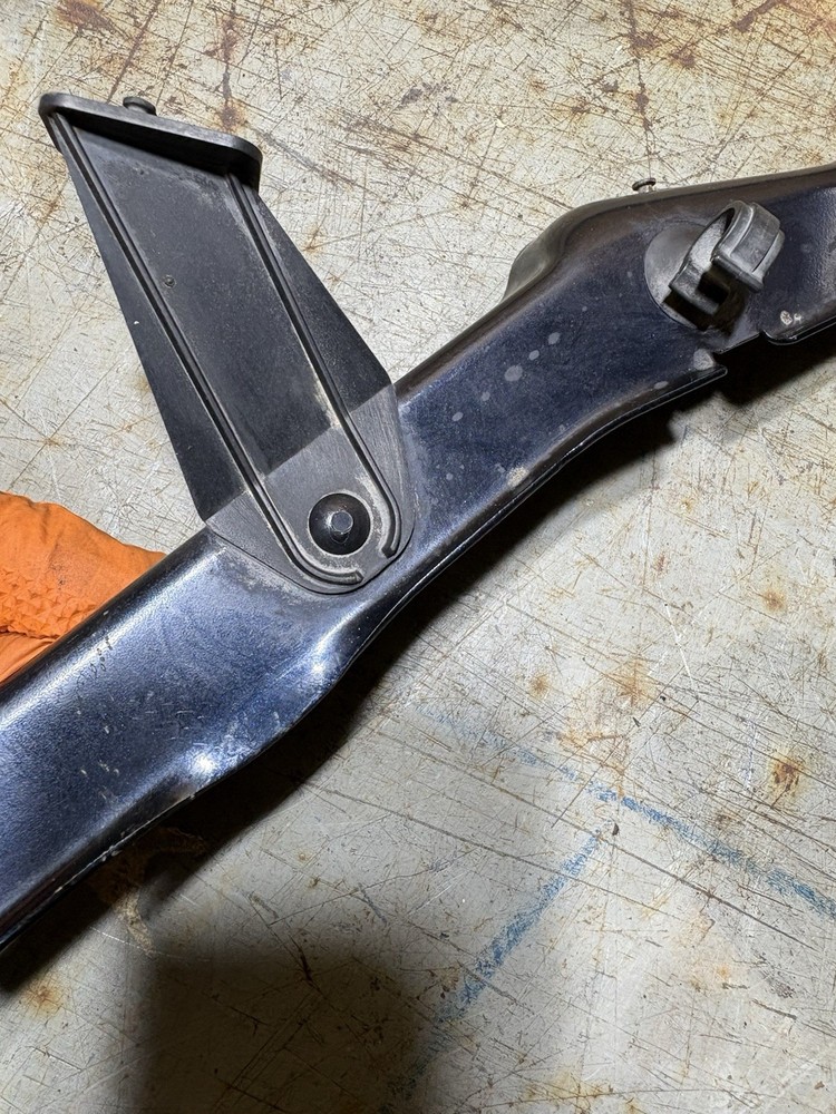 2010 AUDI A4 LEFT FENDER SUPPORT BRACKET 8K0821135C