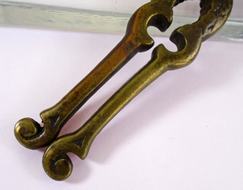 VINTAGE EAGLE HAWK BIRD HEAD HEAVY BRASS FIGURAL NUTCRACKER BOTTLE OPENER