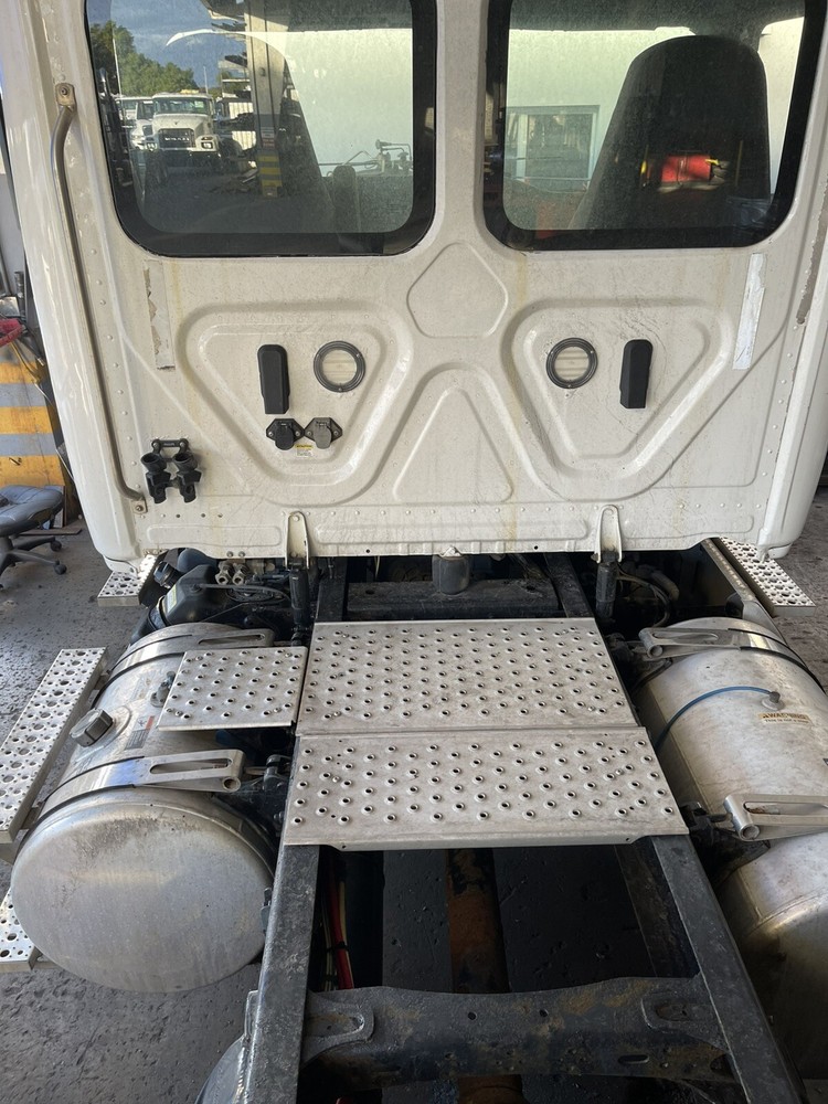 FREIGHTLINER CASCADIA 125 DECK (CATWALK) STEP 3583536
