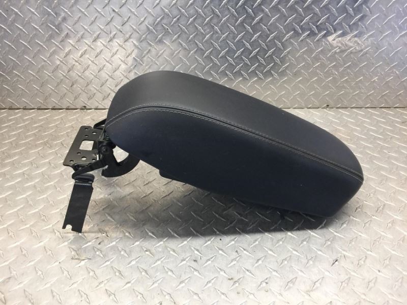 14-18 CHEROKEE CONSOLE ARM REST ASSY BLACK
