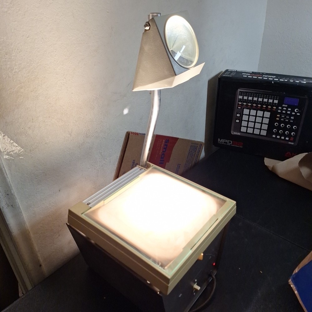 Vintage 3M 567 Overhead Transparency Projector  Works Great