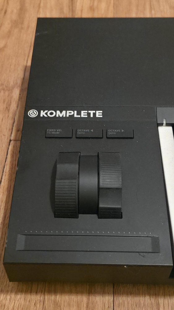 Native Instruments Komplete Kontrol S61 MK2 61 Key Keyboard Controller