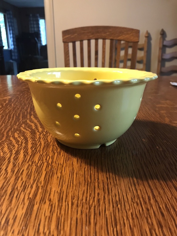 CHANTAL Stoneware Ceramic 7” Berry Strainer Fruit Veggie Colander Yellow. EUC
