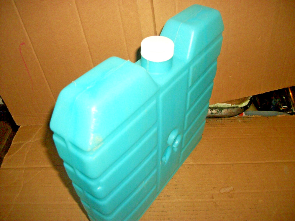 Blue Refreeze Beverage Bottle/Refillable Ice Pack For Cooler