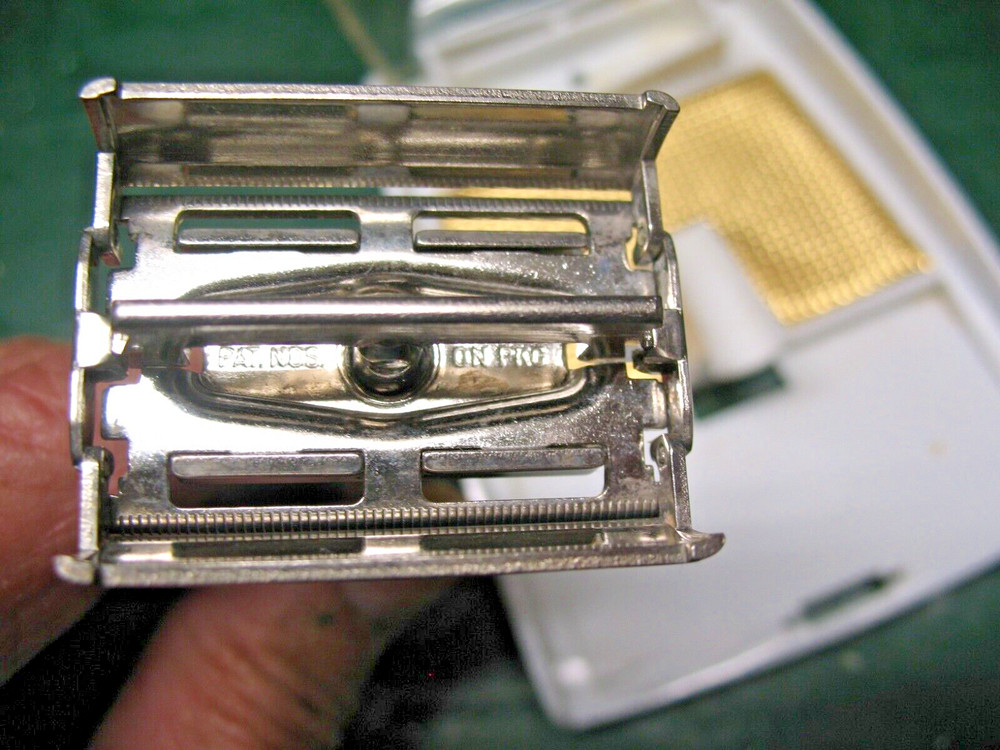 VINTAGE GILLETTE SLIM ADJUSTABLE DOUBLE EDGE SAFETY RAZOR w/ CASE CODE I 2