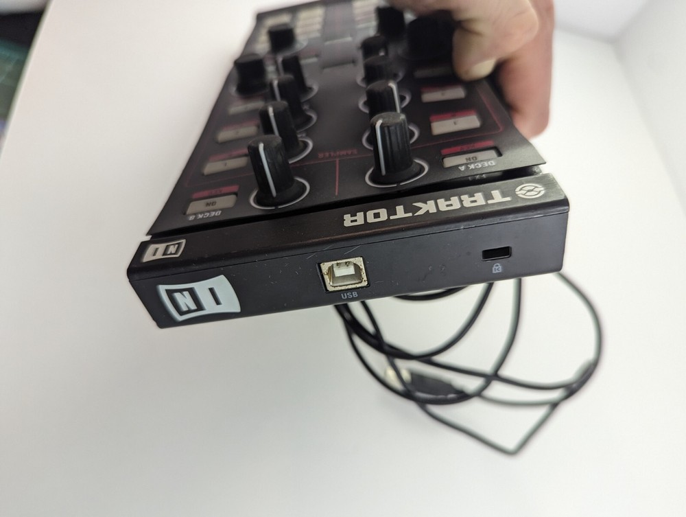 ISSUES TRAKTOR KONTROL X1 NATIVE INSTRUMENTS DJ CONTROLLER MUSIC