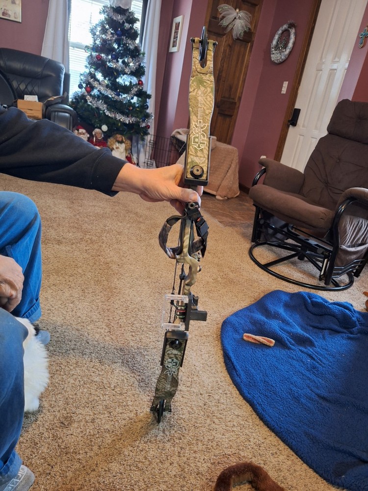 pse compound bow with hard case and extra accesories. see photos.