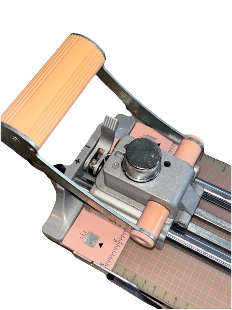 Zutter Kutter Heavy Duty Craft Cutter-Cuts Chipboard Cardboard Pre-owned No Box