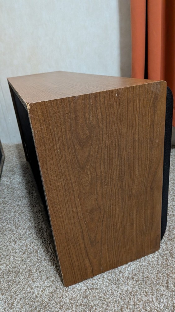 Technics Vintage Speaker Cabinets With Speaker Wire And Amplifier Receiver