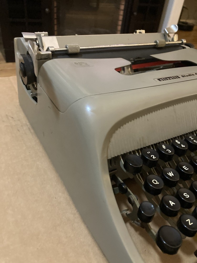 Olivetti Studio 44 Original Typewriter
