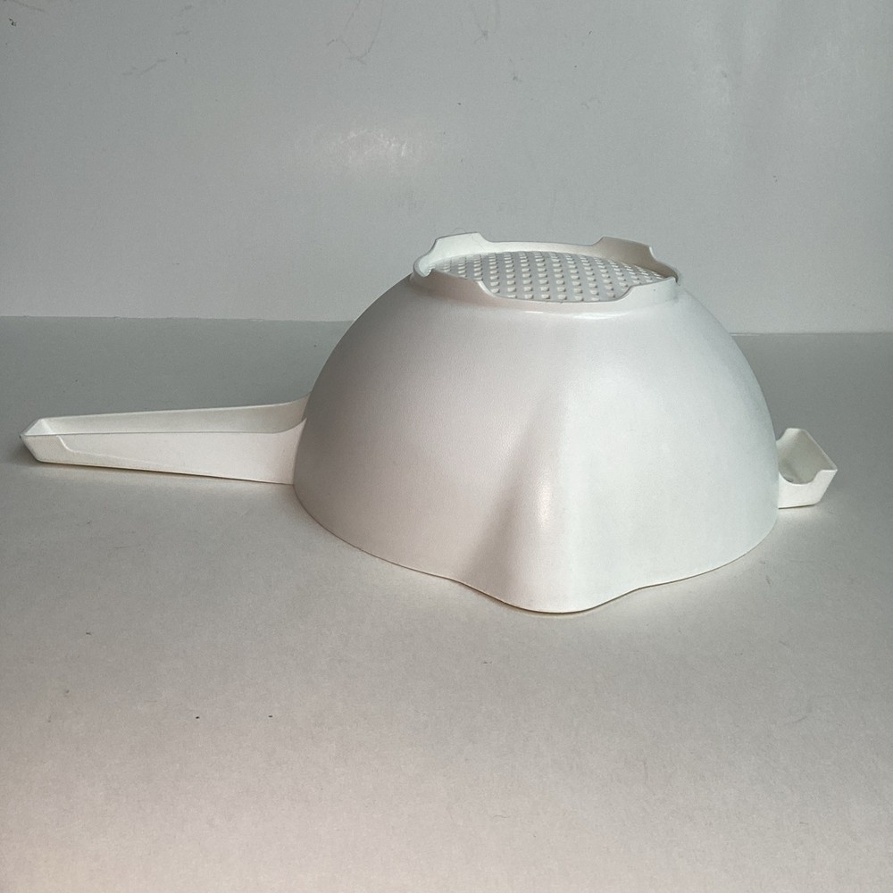 Tupperware 2 Quart Strainer Colander White Handle Hook Pan Rest Classic 1523