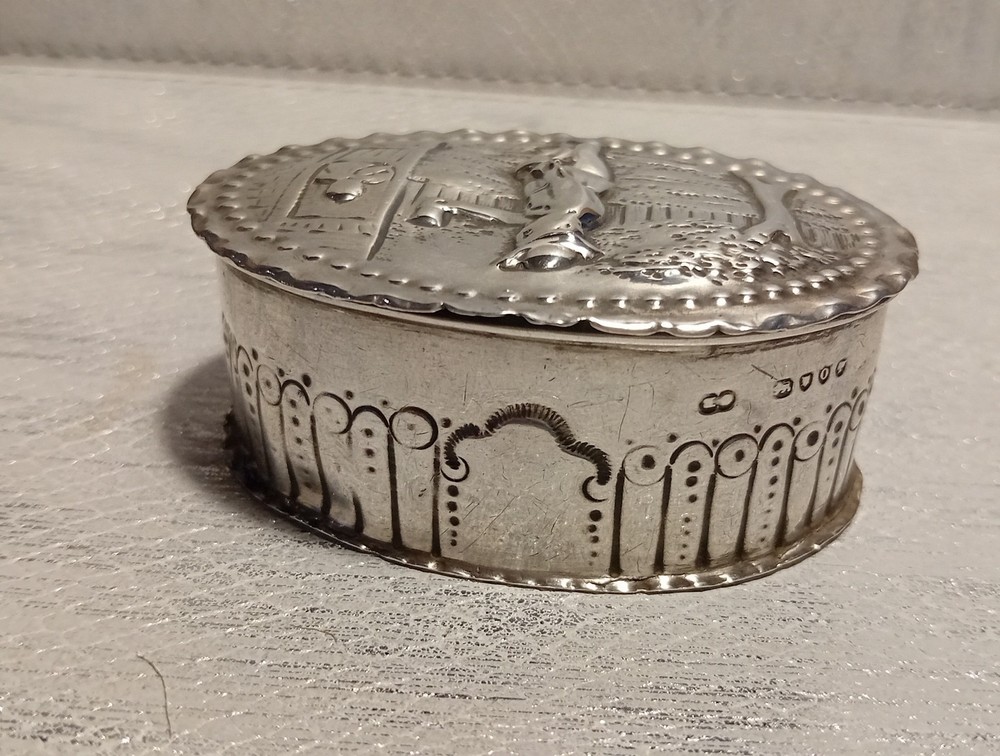 Solid Silver Repousse Snuff Box Early Victorian 43.71 Grams.