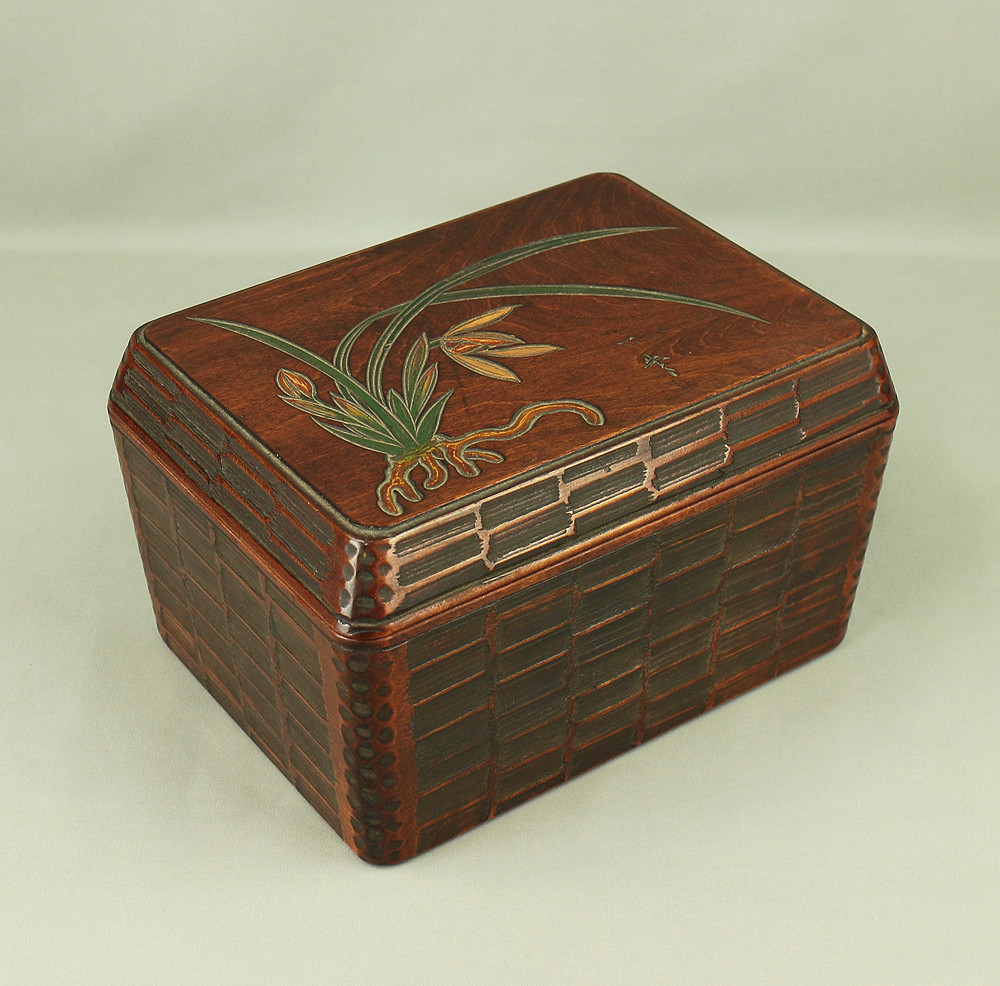 一峰 Ippo 'Orchid' Sanuki Lacquer Carving Square Box VA416