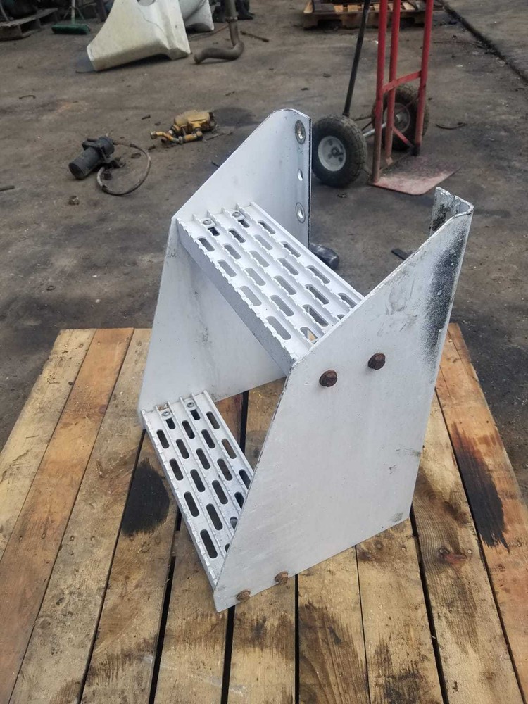 1998 INTERNATIONAL 9400 ALUMINUM STEP FRAME