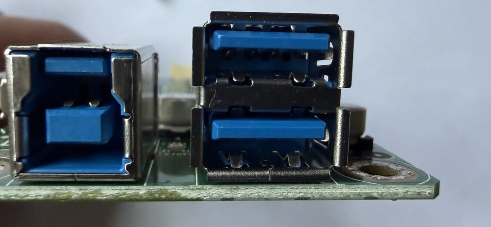 AOC Monito Model 27E2UA Circuits Boards