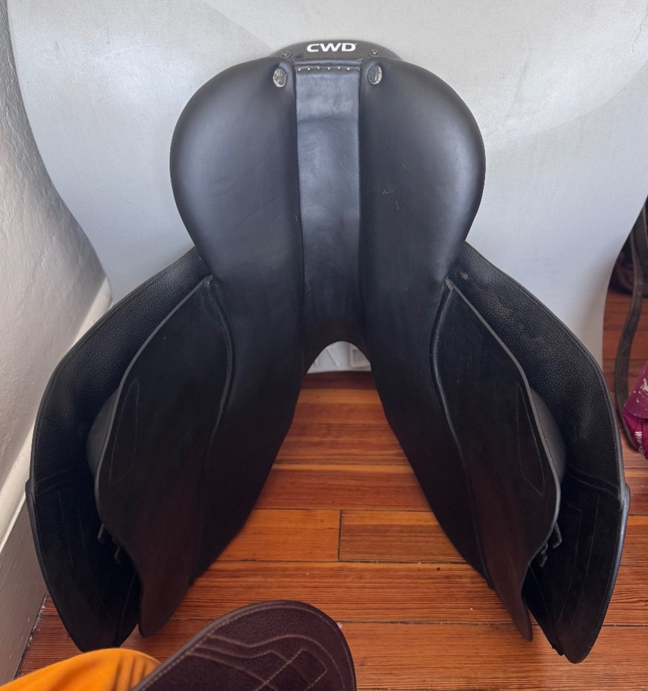 18" CWD 2Gs Saddle - BLACK - 4C Long / Forward Flaps - Full Buffalo!