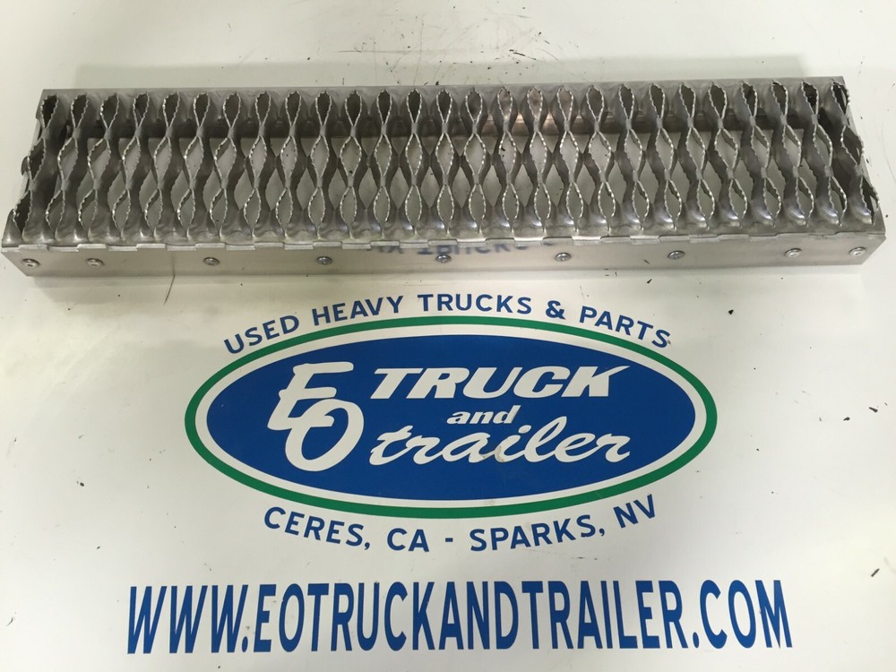 Peterbilt 379 389 Battery Box Lower Step - Heavy Duty