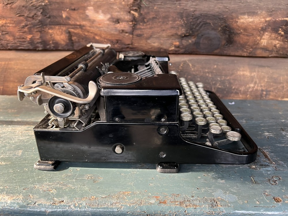 ANTIQUE 1930’s ROYAL TYPEWRITER