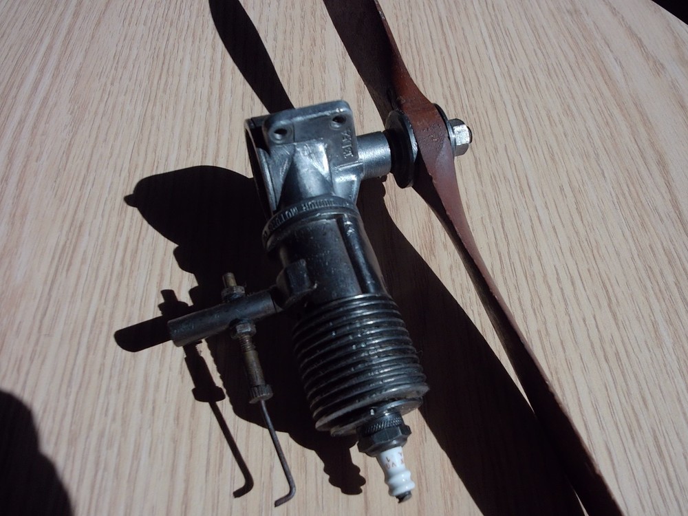 Brown Junior Motor Model Engine Airplane W/ Propeller Compression
