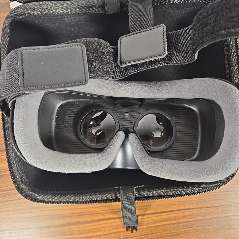 Samsung Gear VR with Controller SM-R324N Virtual Reality