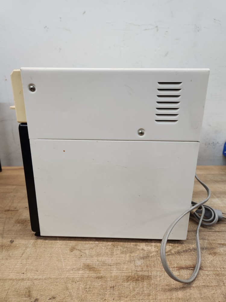 Vintage Sharp Half Pint Small Microwave Oven #R-4065