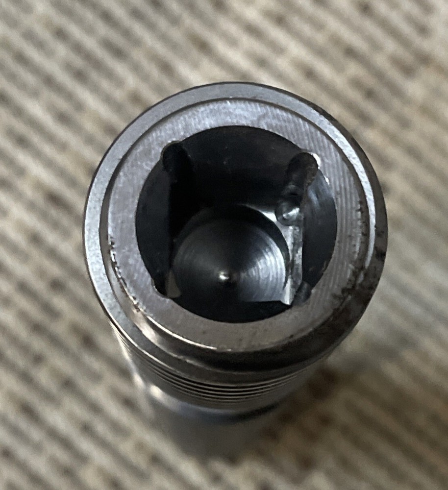 Operating screws and thrust bearings for independent chucks