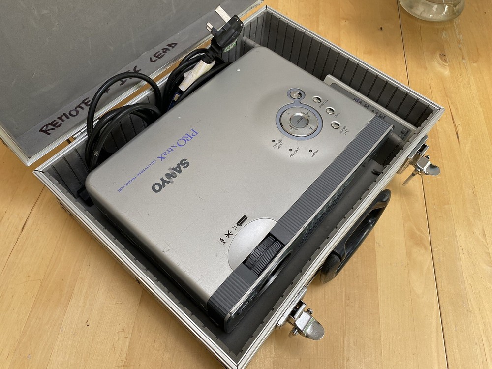 Sanyo PLC-XE20 LCD Projector With Remote