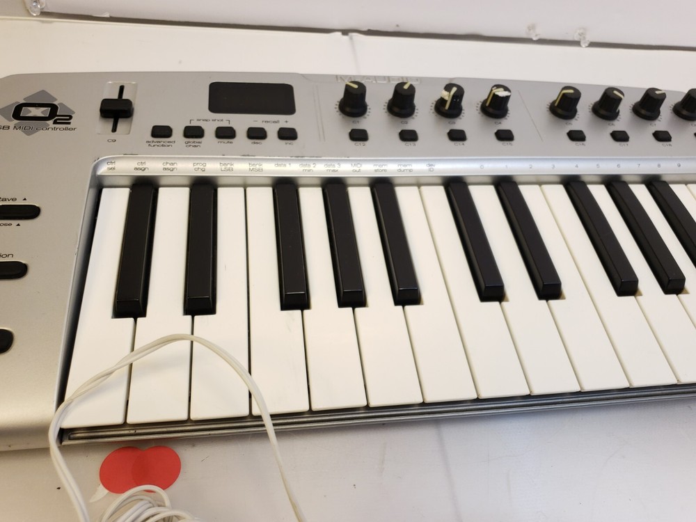 M-AUDIO O2 MIDI CONTROLLER KEYBOARD