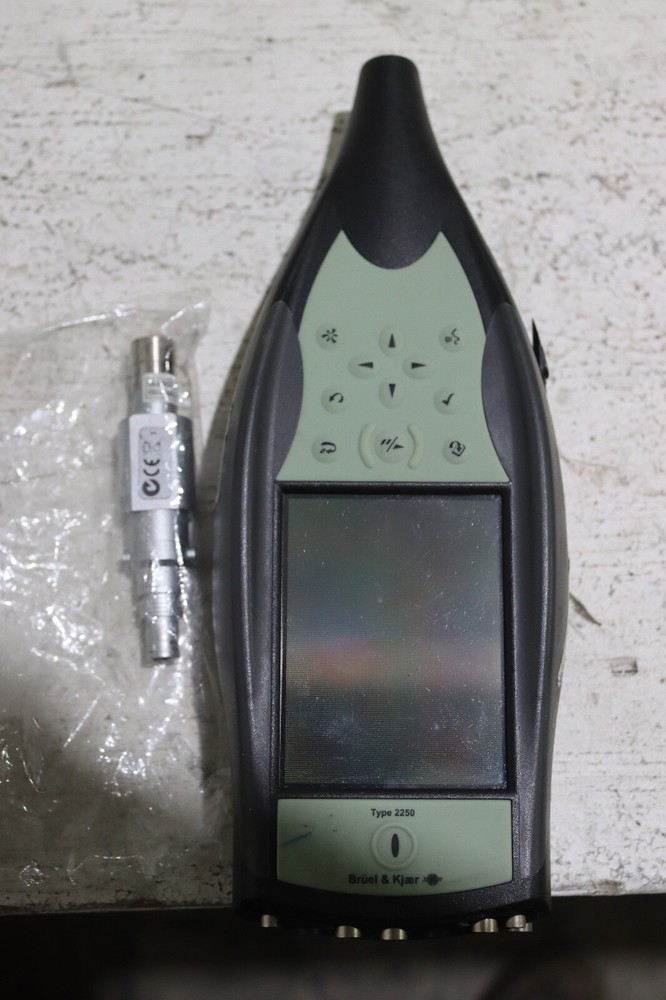 BRUEL & KJAER 2250  HAND-HELD ANALYZER W/4952 MICROPHONE