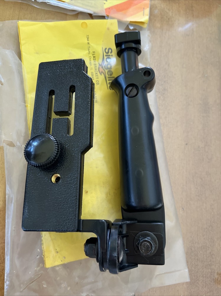 Siegelite M4 Strobe & Camera Flash Bracket New Older Stock