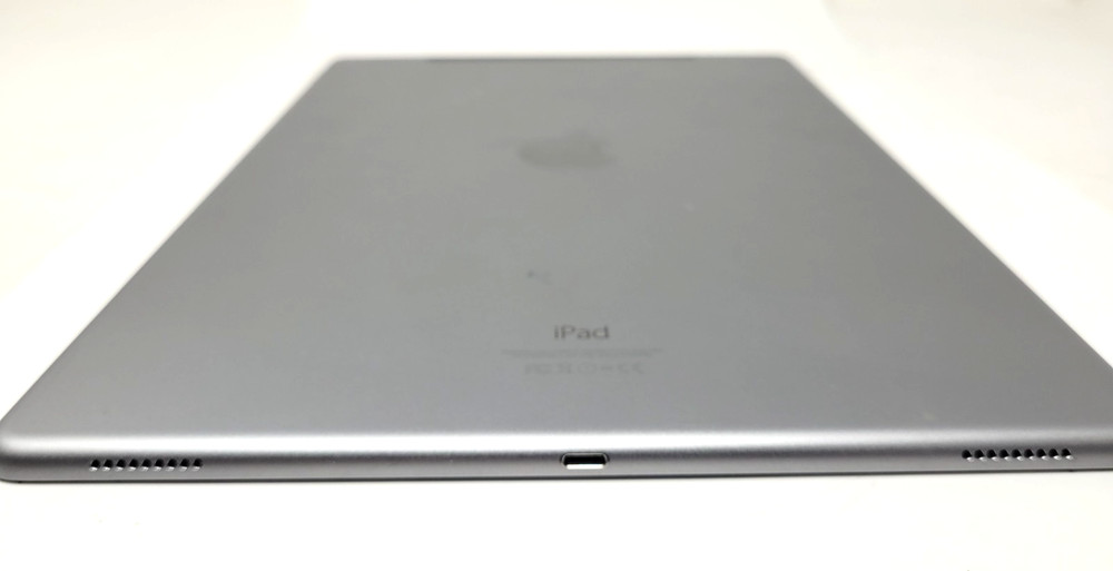 Apple iPad Pro 12.9" (A1652) Silver Unlocked B+ (SCREEN NOT WORKING)