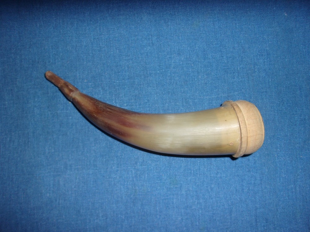 NICE ANTIQUE SMALL BLACK POWDER MUZZLELOADER HORN