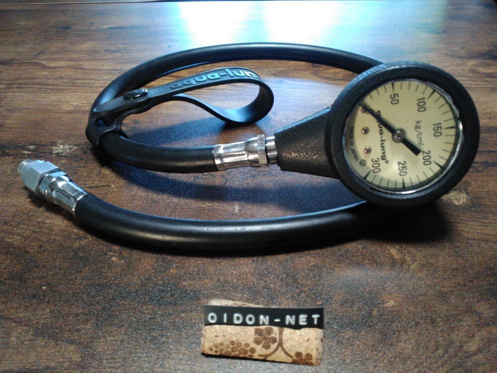 Vintage nihon aqua-lung single gauge.