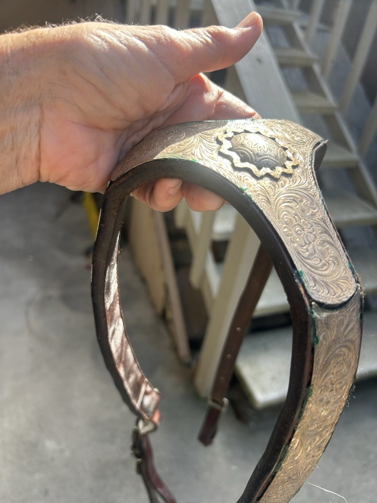 Tool silver and leather Equestrian breast collar