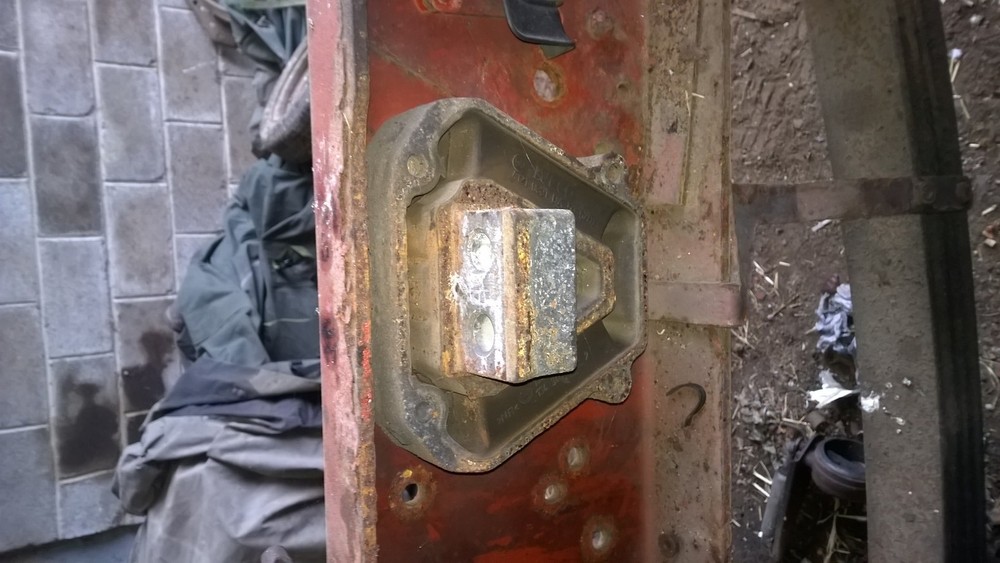 REAR ENGINE MOUNT