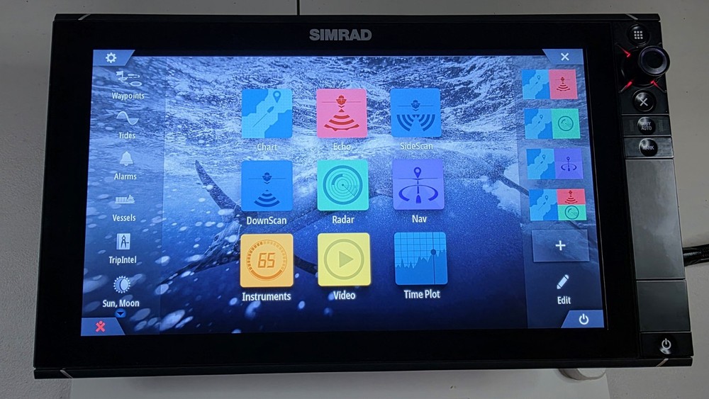 Simrad NSS 16evo2 Chartplotter- Fishfinder / Excellent Condition / Complete Set