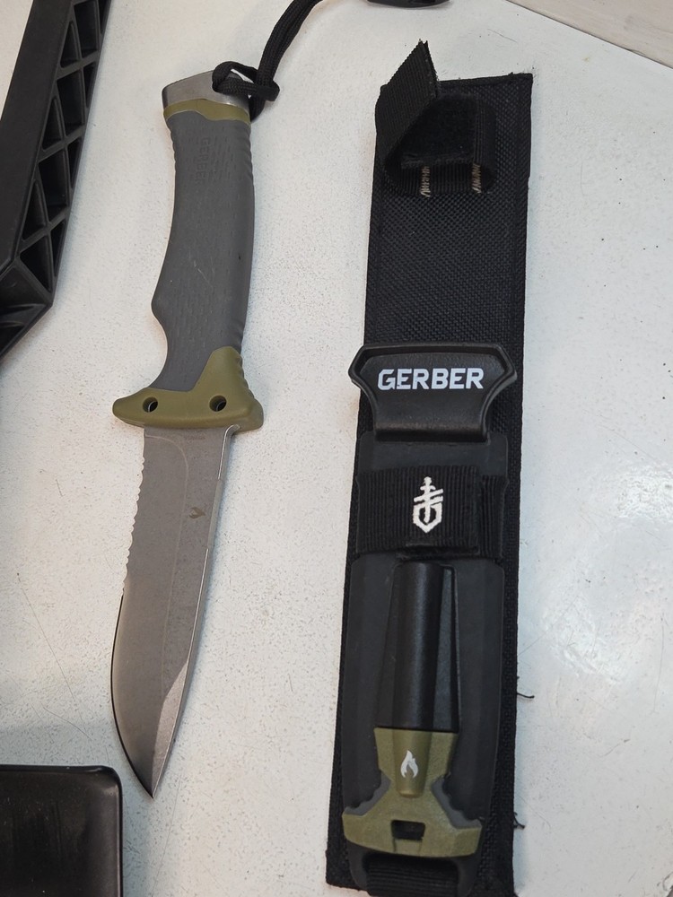 Gerber Knife Ultimate And 2000 Folding Shovel