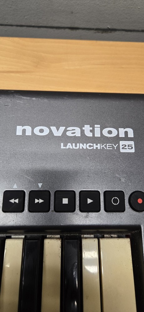 Novation Launchkey Mini USB 25-Mini-Key MIDI Keyboard Controller MK3