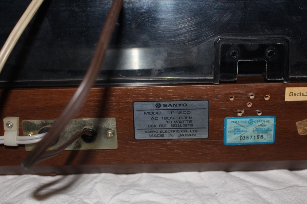 Sanyo TP-1800 Turntable - Missing 1 hinge