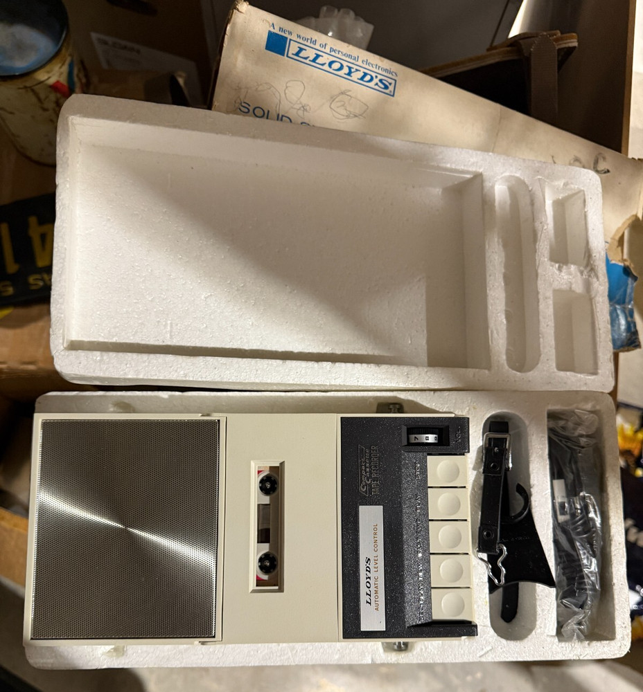 LLOYD'S Solid State Automatic Level Control Cassette Recorder Model 2V96A