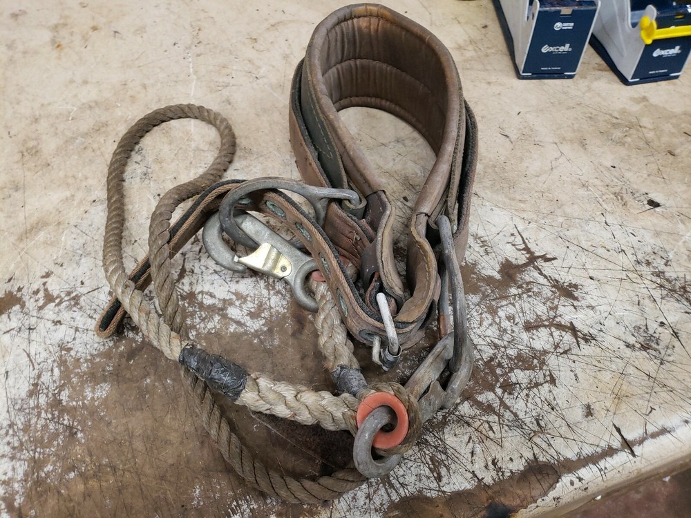 KLEIN TOOLS INC. Lineman's Pole Climbing Leather Belt - Size large