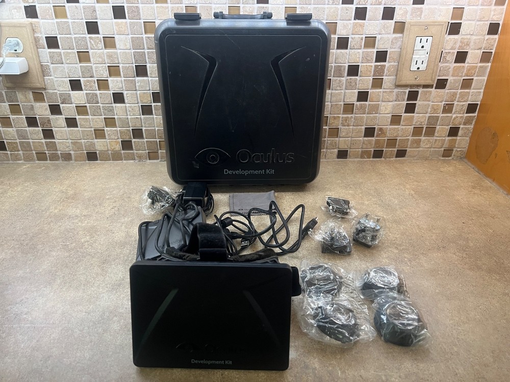 Oculus Development Kit DK Virtual Reality Headset with Case