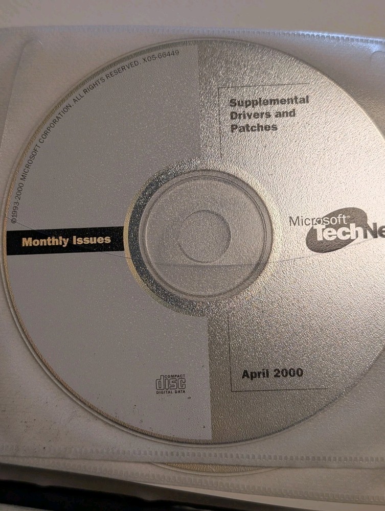 TWO (2) Microsoft TechNet Subscription Binders 64 discs 12/97 - 4/2000 PRISTINE