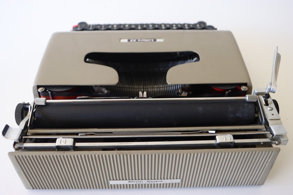 Excellent Condition - OLIVETTI Lettera 22 Portable Typewriter + Original Case
