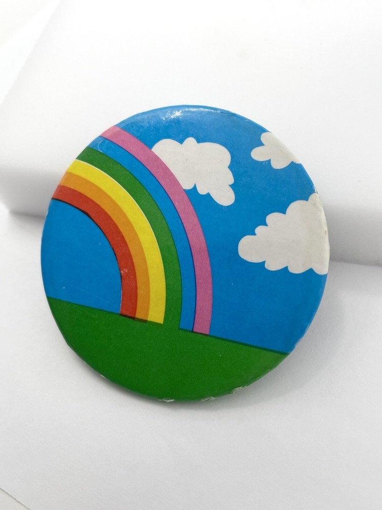 VINTAGE 1970s RAINBOW SKY CLOUDS & GRASS PINBACK BUTTON BADGE
