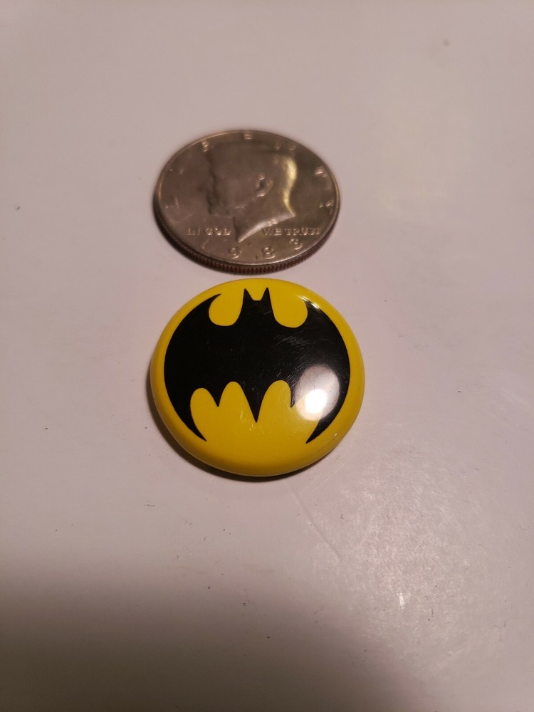 VINTAGE BATMAN PINBACK BUTTON SYMBOL STYLE 1996 DC COMICS